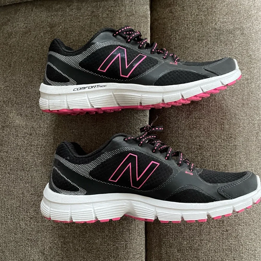 Womens 9 New Balance sneakers - Picture 1 of 4